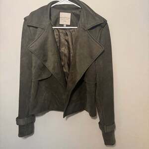 Bagatelle Collection Faux Suede Cropped Moto Jacket in Olive Green